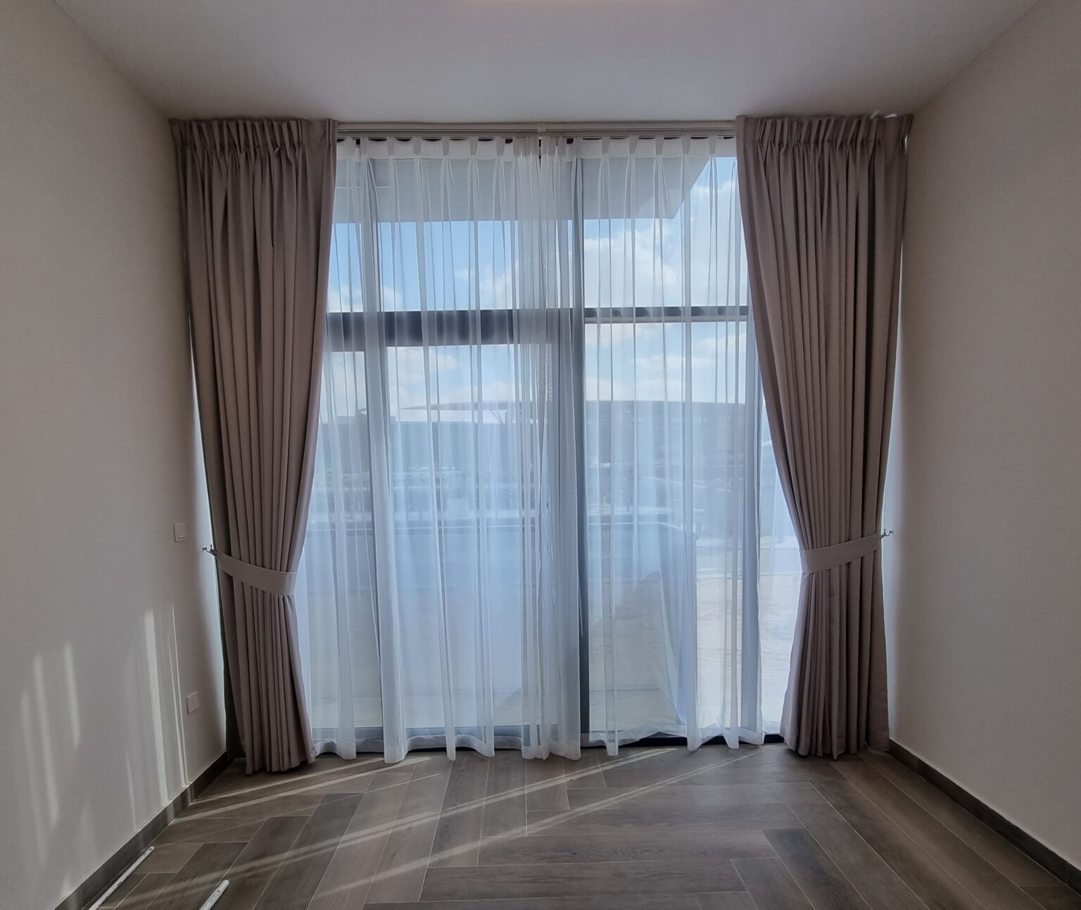 Wave pinch-pleat curtains with white sheer in a Dubai bedroom — modern S-fold drape by Best Curtain in Dubai